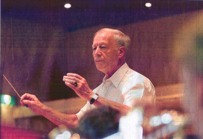 Dirigent Henk Beekhof leidt KNA voor de laatste keer op 21 juni 2004 (foto De Stentor)