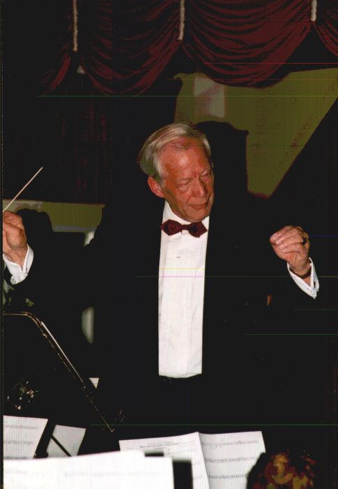 Dirigent Henk Beekhof tijdens een concert (foto Guus den Boef)