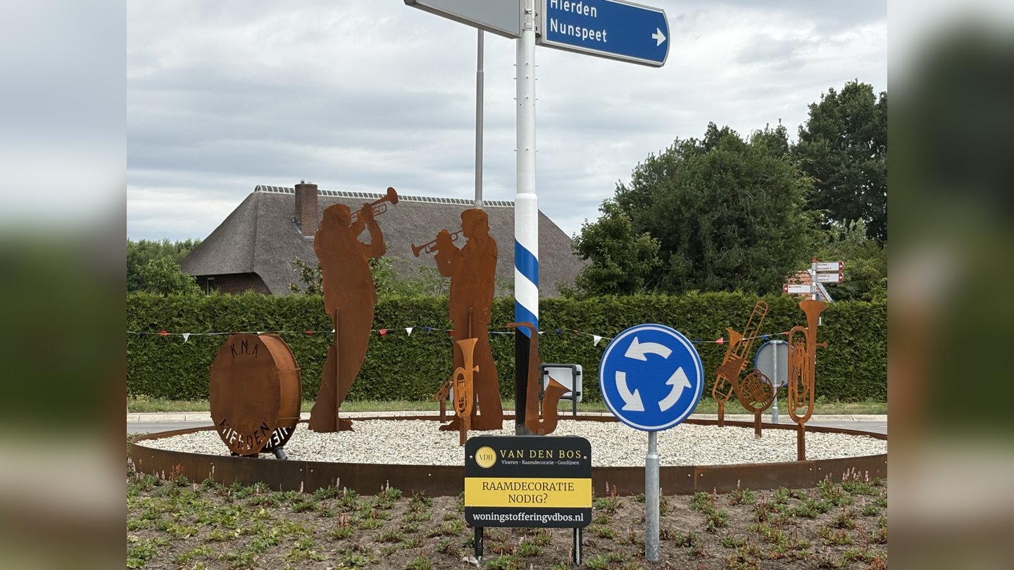 Monument op rotonde in Harderwijk voor muzikale gebroeders Brouwer